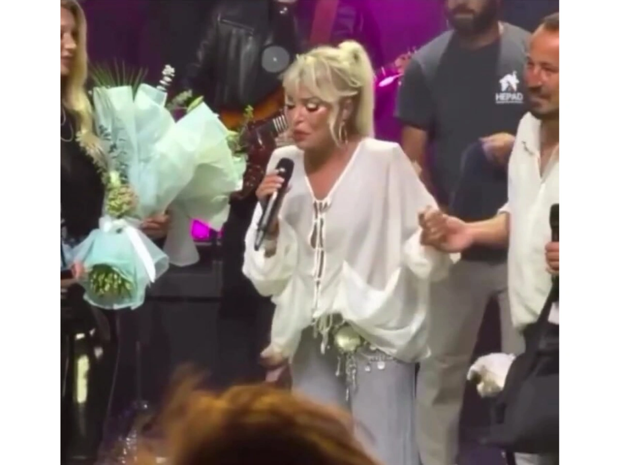 Ajda Pekkan səhnədə göz yaşları tökdü - (Video)