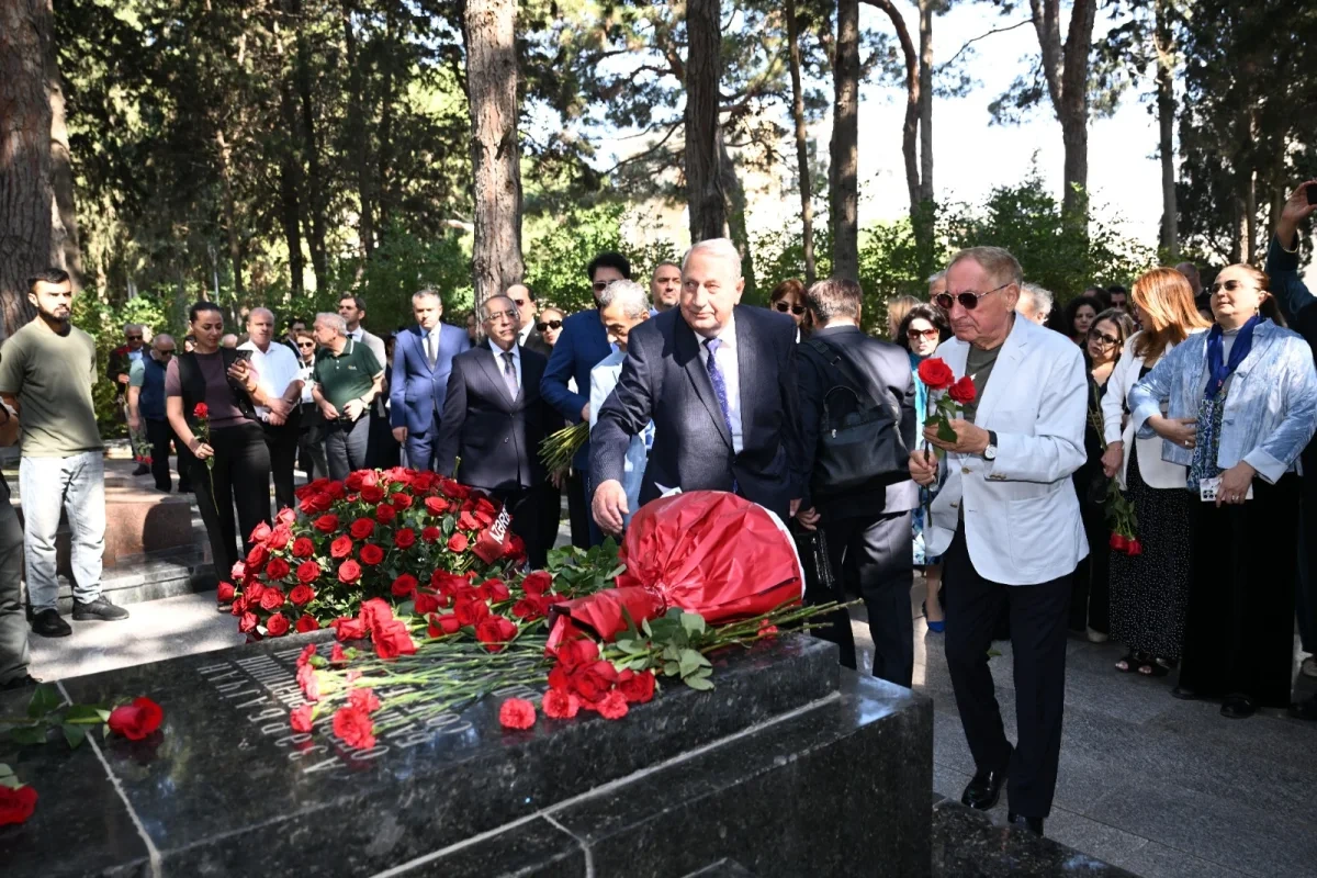 Üzeyir Hacıbəylinin məzarı ziyarət olundu
