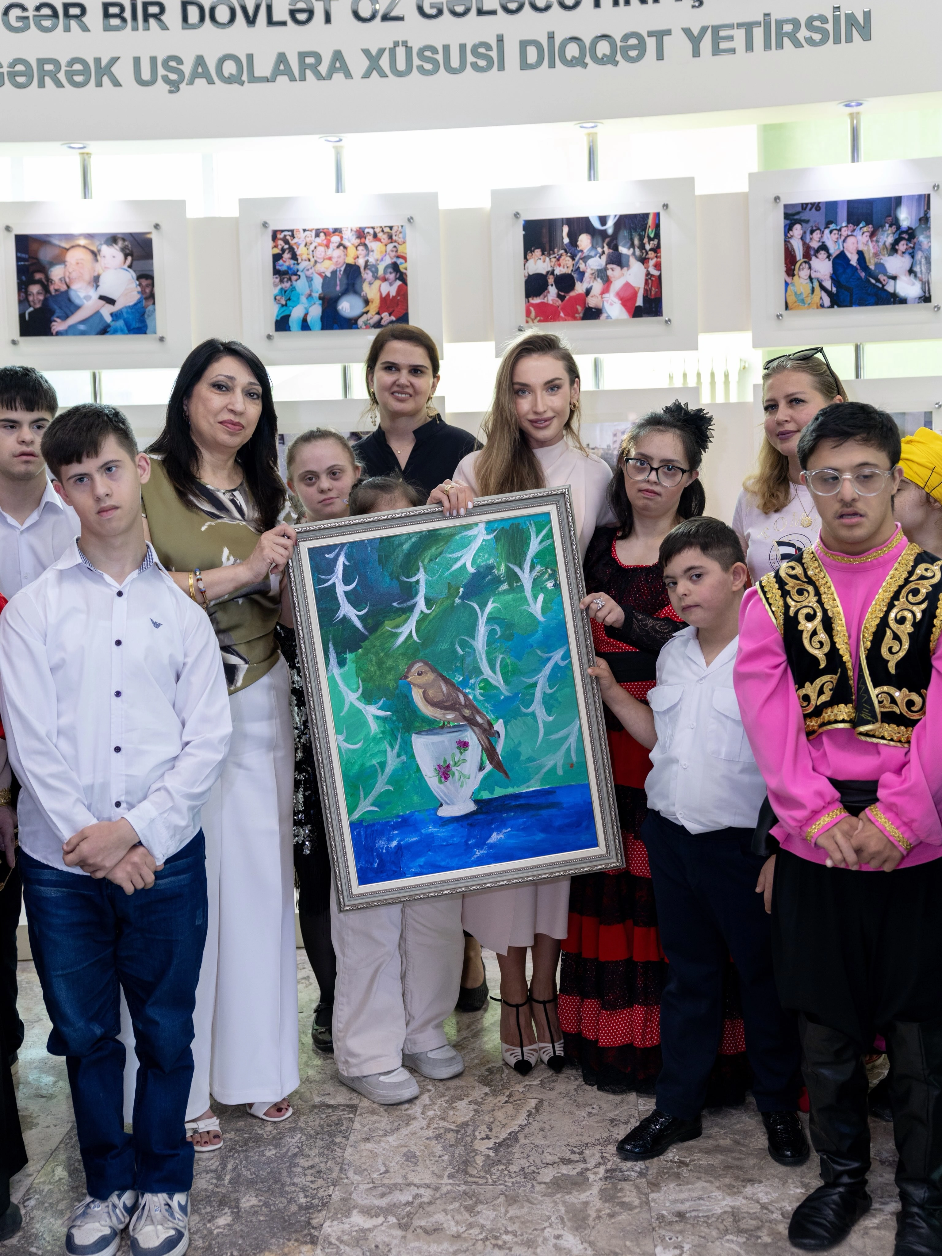 Alyona Əliyeva xüsusi qayğıya ehtiyacı olan uşaqlarla - Fotolar