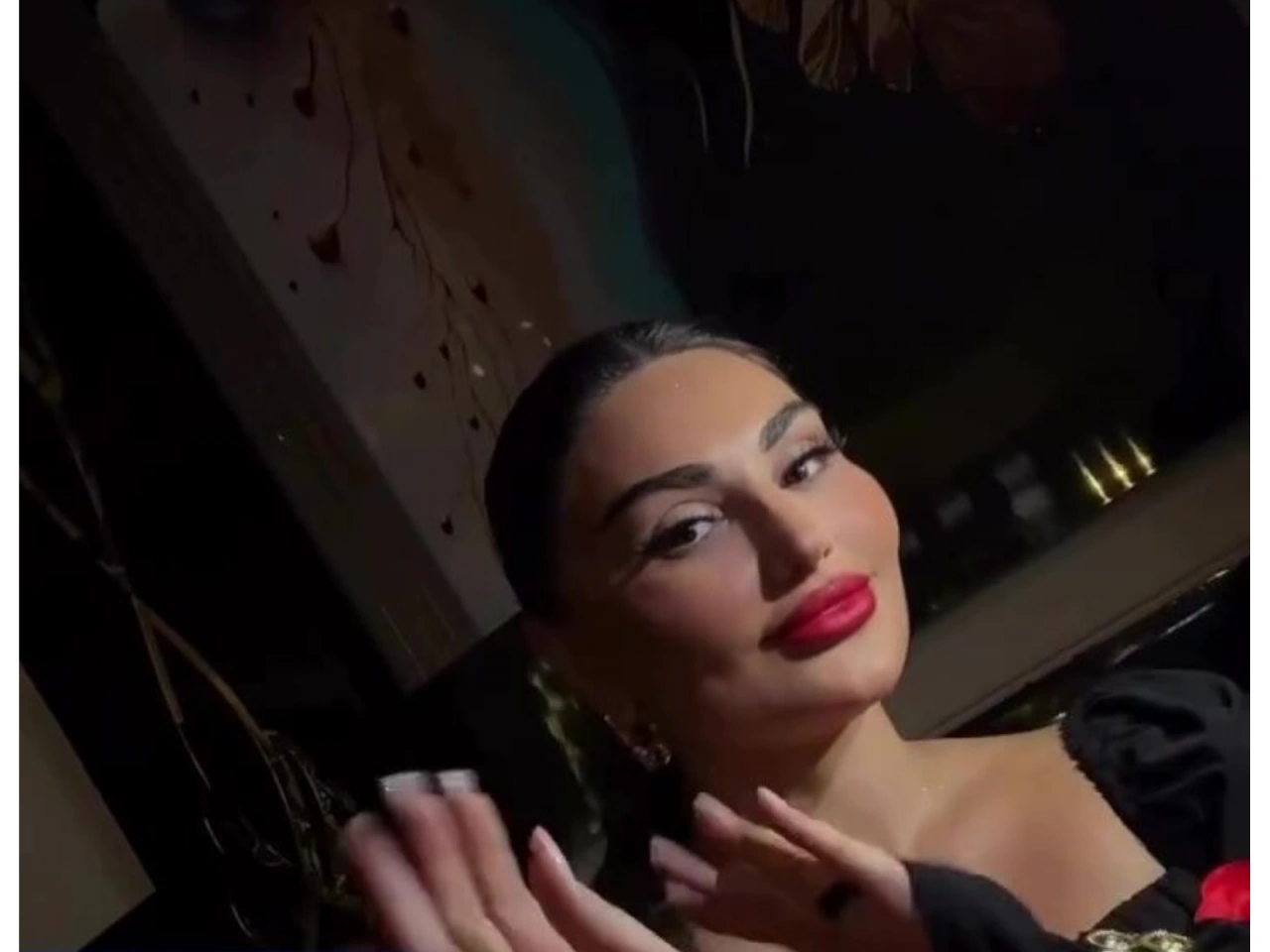 Şəbnəm Tovuzlu 50 minlik qızıllarını nümayiş edirdi - (Video)