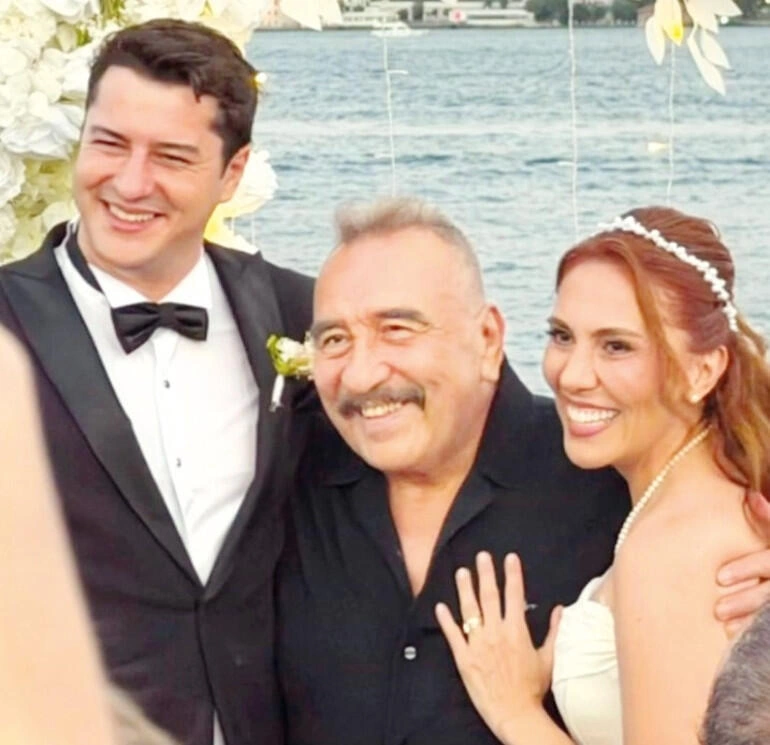 Ümit Besen təyyarəyə gecikdi, qızının toyuna gedə bilmədi - (Foto)