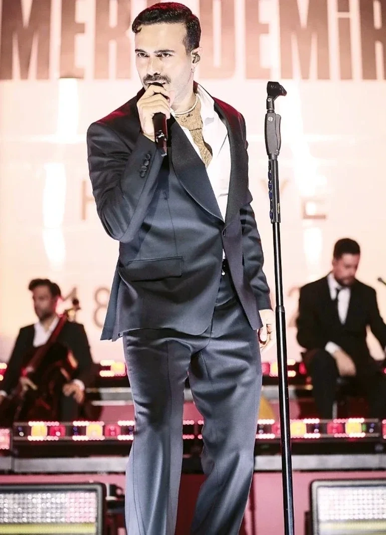 Konsert zamanı bığlarını kəstirdi