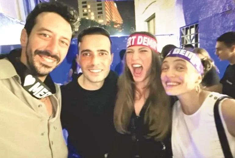 Konsert zamanı bığlarını kəstirdi