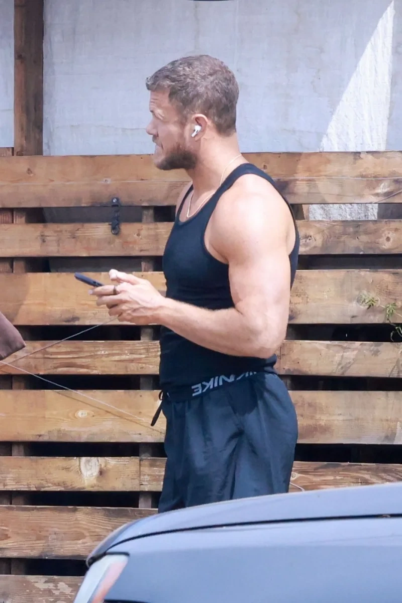 Den Reynolds fit bədəni ilə diqqət çəkdi