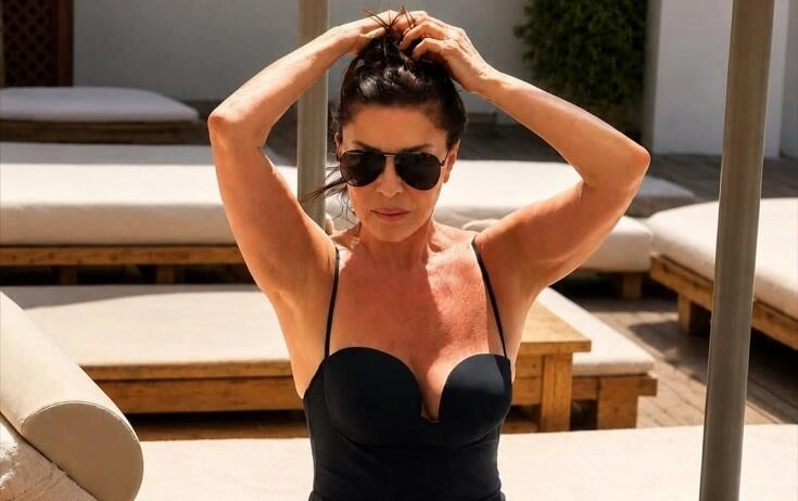 81 yaşlı Nebahat Çehre çimərlik geyimində (Foto)