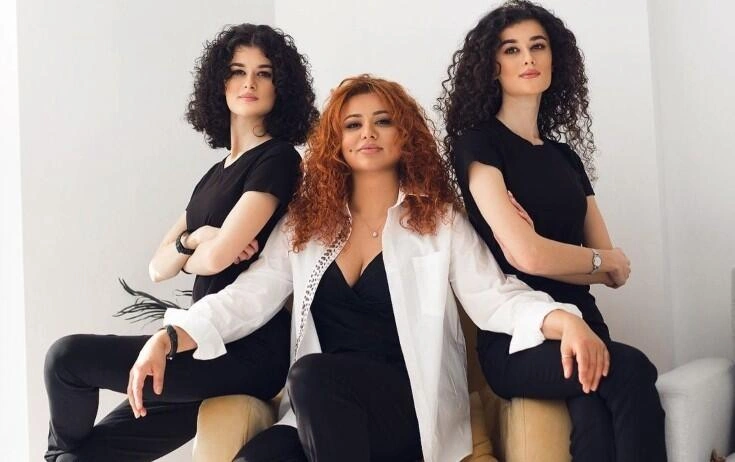 Əməkdar artist əkiz qızları ilə fotosunu paylaşdı