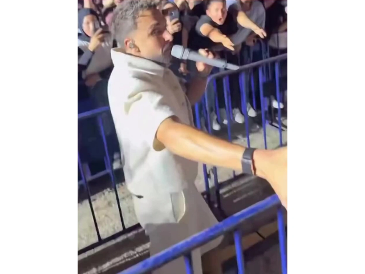 Sefonun fanatı ilə çətin anları - Gənc qızın hərəkəti qınandı - (Video)