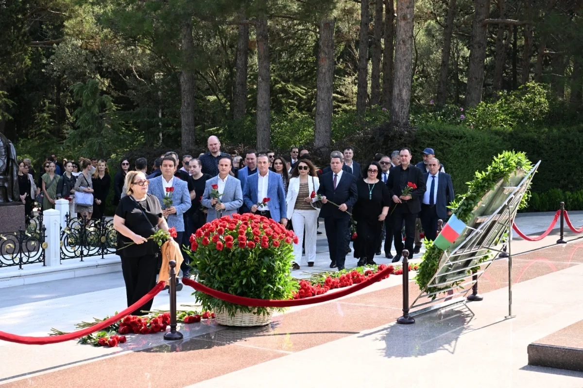 Üzeyir Hacıbəylinin məzarı ziyarət olundu