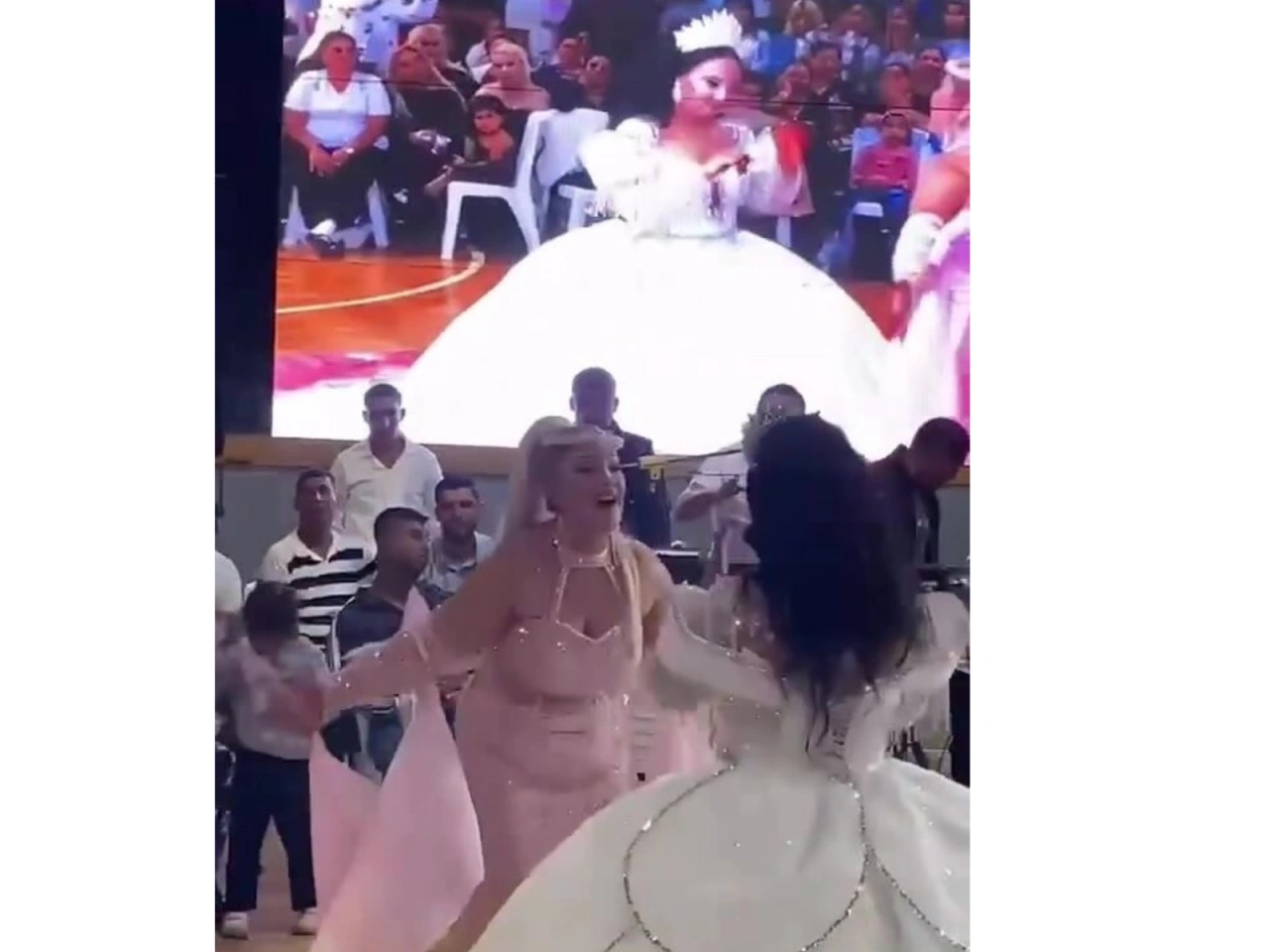 Türkiyədə gəlinlə anası Aysunun mahnısına rəqs edib ağladı - (Video)