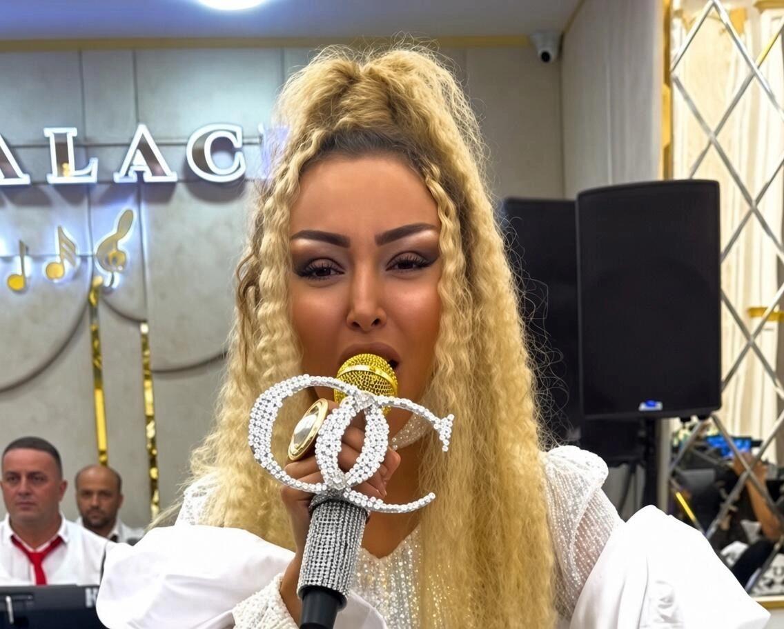 Ofelya ərinin adını mikrofonuna yazdırdı - (Foto)