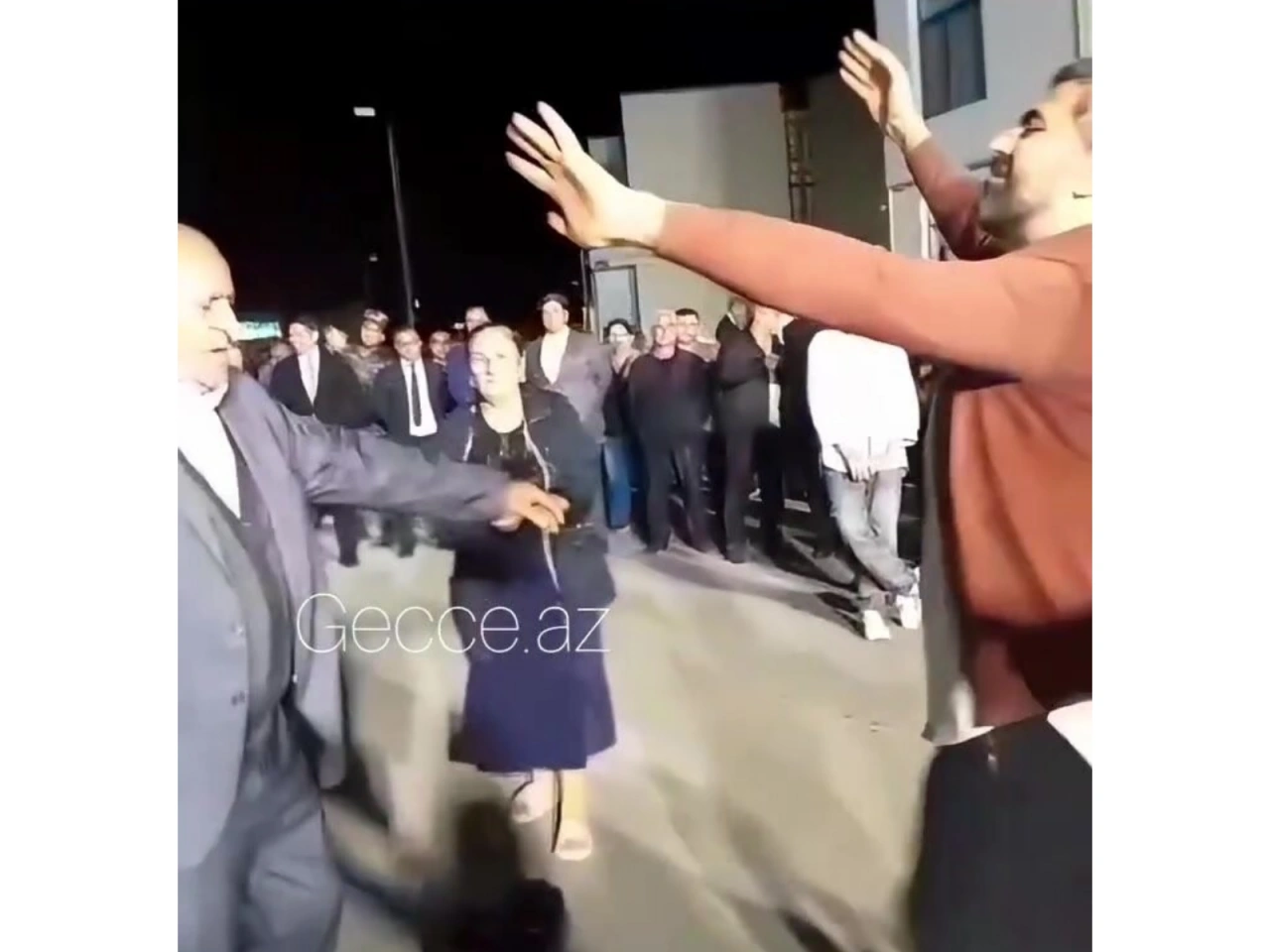Zaur Baxşəliyev Zəngilanda ağsaqqalla ayaqyalın rəqs etdi – (Video)
