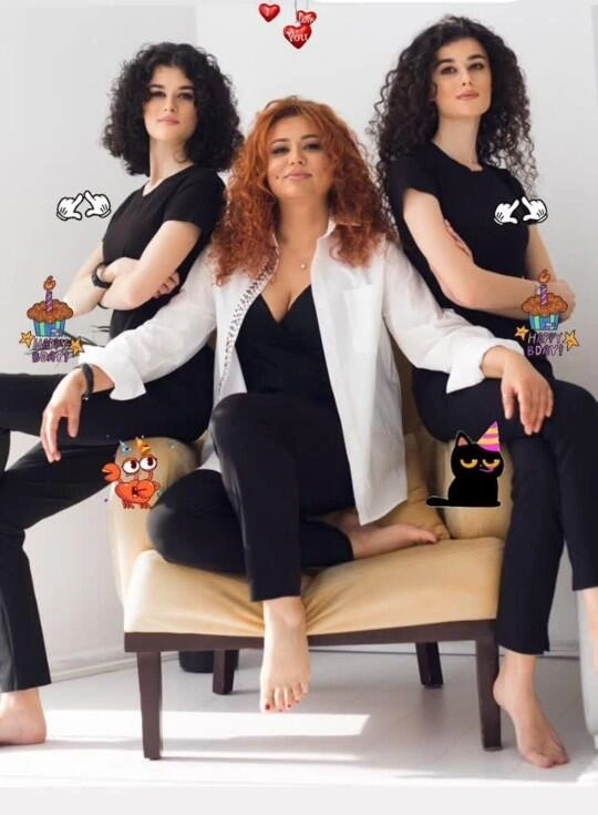 Əməkdar artist əkiz qızları ilə fotosunu paylaşdı