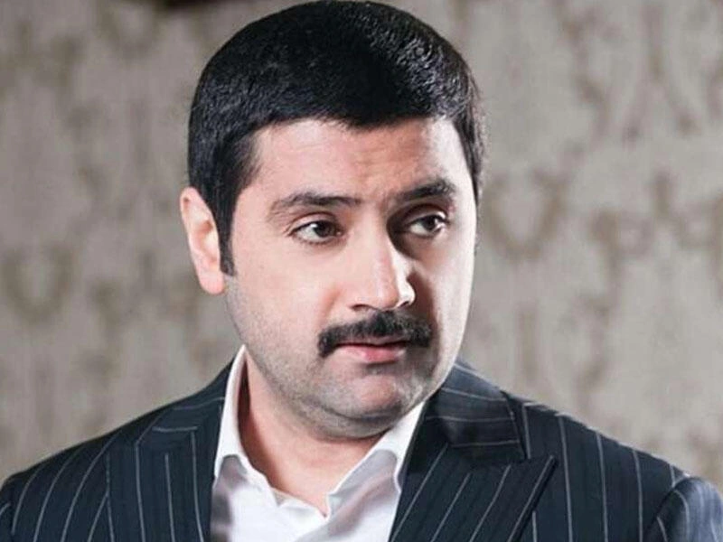 İzzət Bağırov: "Zalı bağlatdırıb konsertə tək baxa bilər, məndən 12 dəvətnamə istəyir"