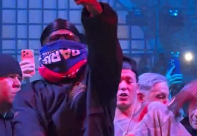 Səhnədə sirr: Üzü örtülü olan Travis Scott həqiqətən o idi?- VİDEO