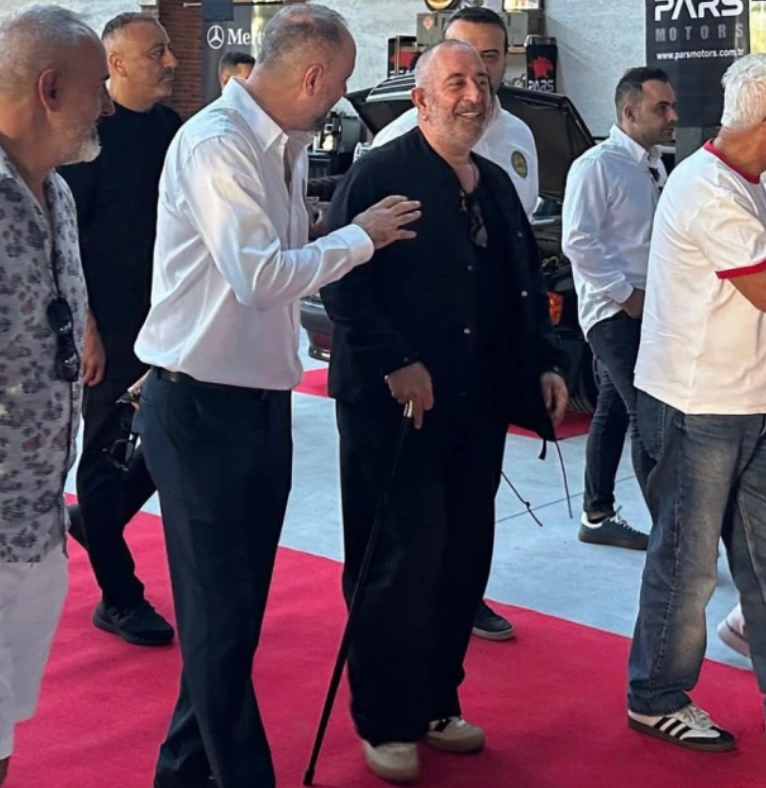 Cem Yılmaz tədbirə əsa ilə gəldi - (Foto)