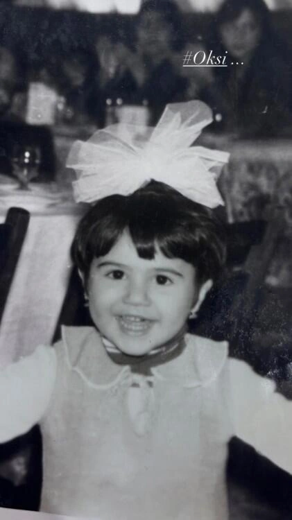 Oksana uşaqlıq fotosunu yaydı