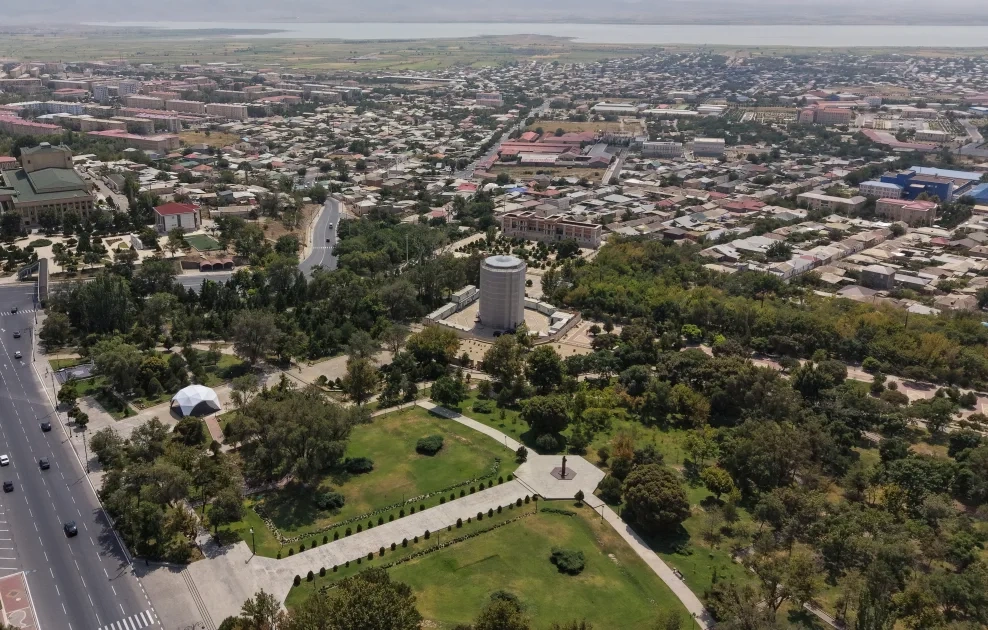 Prezidentlə xanımı Möminə xatun türbəsində - Fotolar