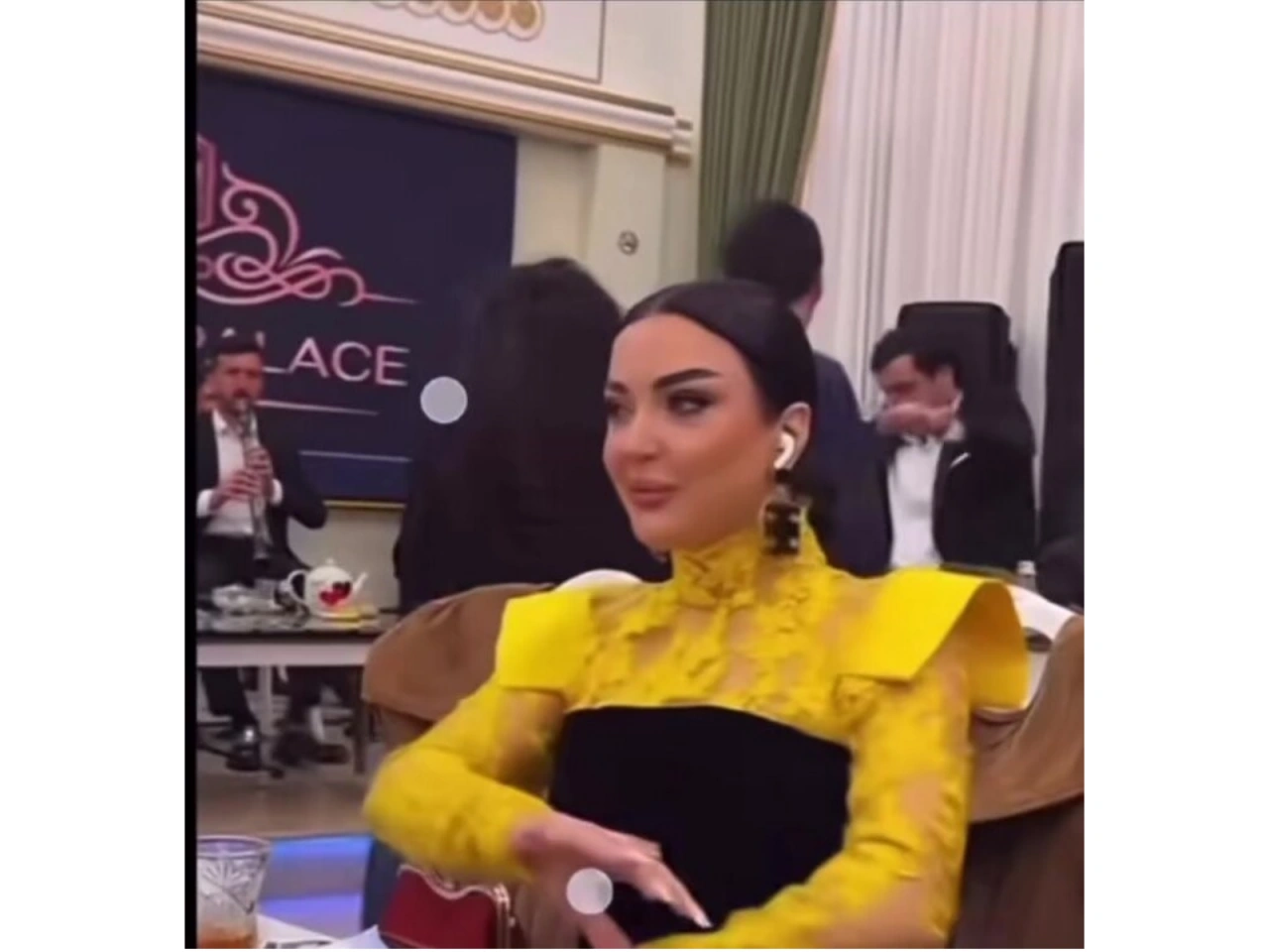Qalmaqal yaşayan Şəbnəmlə Vəfa eyni TOYDA: Əl hərəkəti diqqət çəkdi - VİDEO