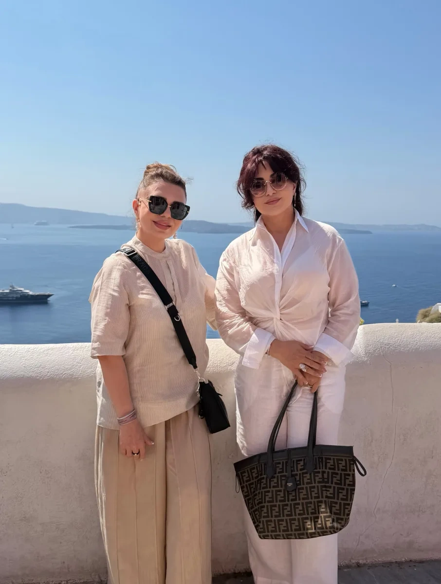 Xalq artisti qızı və rəfiqəsi ilə Yunanınstanda
