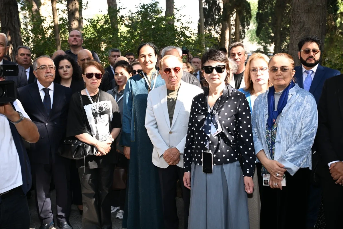 Üzeyir Hacıbəylinin məzarı ziyarət olundu