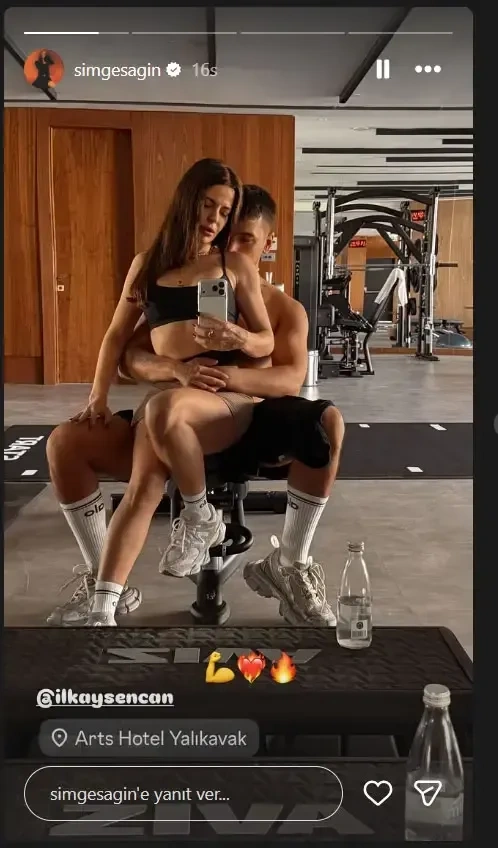 Sevgilisinin qucağında poz verdi - Foto