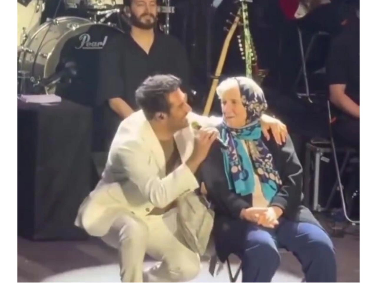 Mahsun Kırmızıgüldən yaşlı pərəstişkarına jest - (Video)