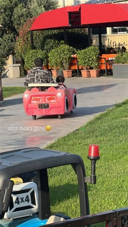 Razi qalmaqalla boşandığı ərininin fotosunu paylaşdı
