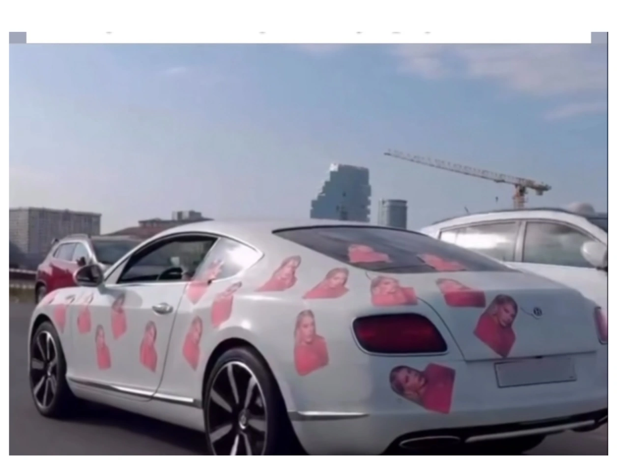 Fanatının "Bentley" üzərində Aygün Kazımovaya sevgisi nümayişi - (Video)