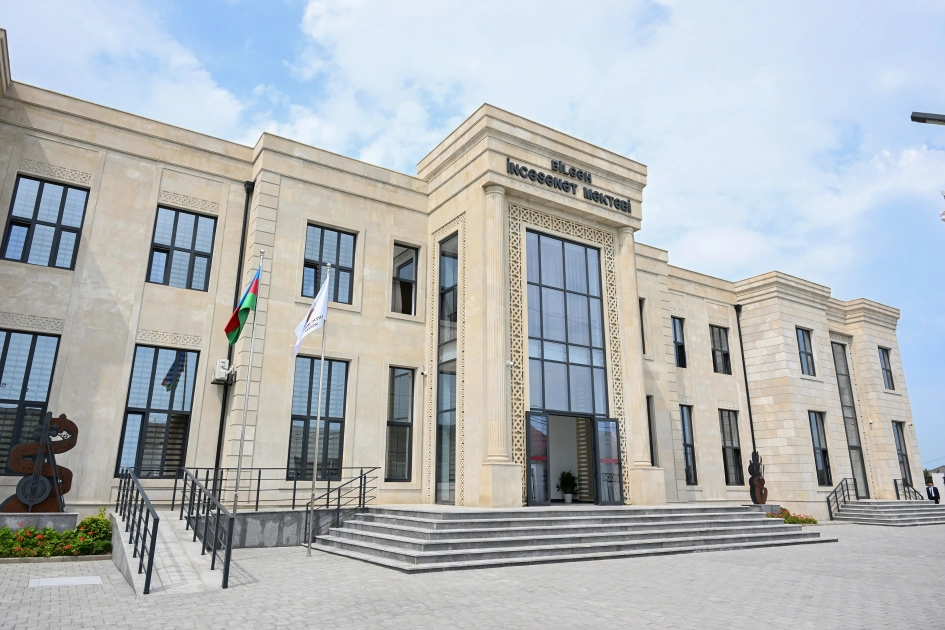Mehriban Əliyeva qızları ilə açılışda - Fotolar