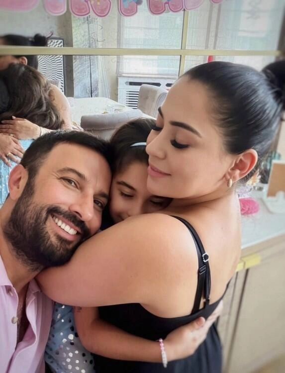 Tarkan xanımı və qızı ilə (Foto)