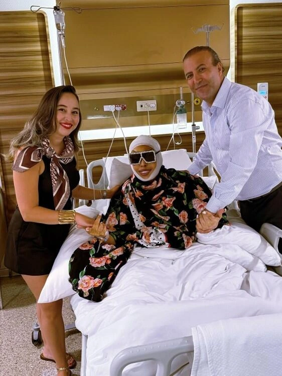 74 yaşlı Bülənt Ərsoy estetik etdirdi - Xəstəxanadan (Foto)