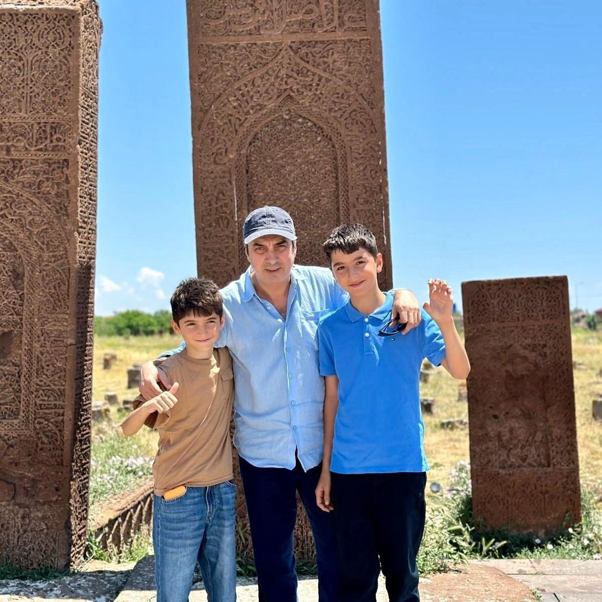 "Polat Alemdar" oğulları ilə fotolarını yaydı