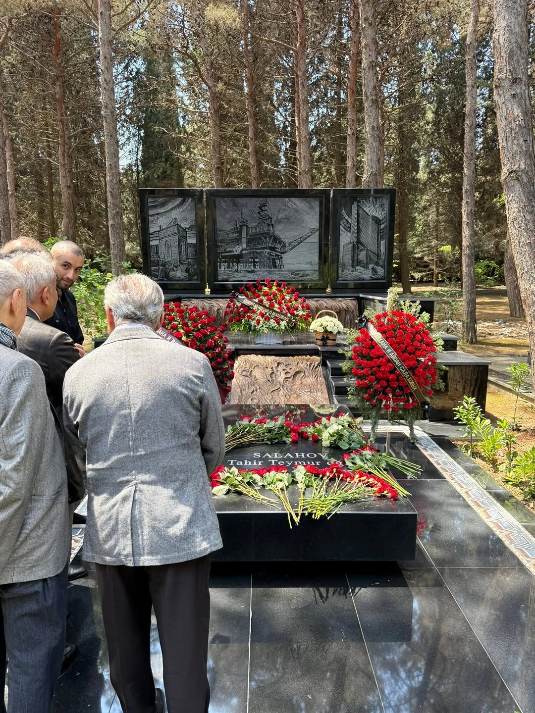 Tahir Salahovun qəbirüstü abidəsi qoyuldu - Müəllif qızıdır