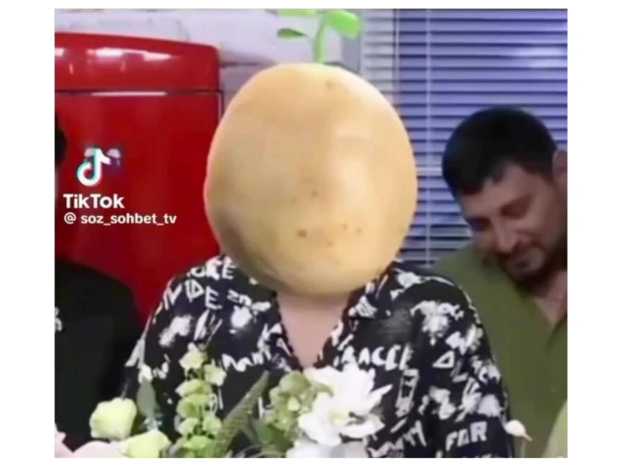 Elgiz Əkbərin efirində göndərilən hədiyyələr gündəm oldu - (Video)