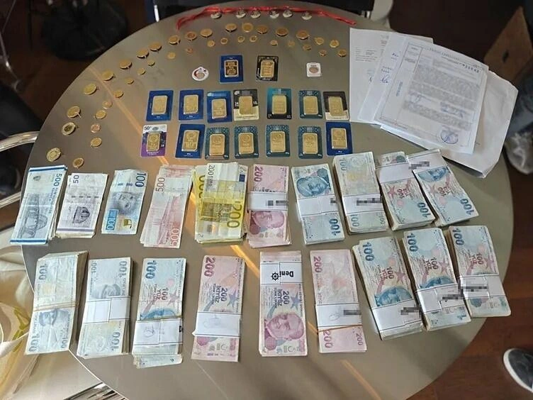 “Manifest”in saxlanılan menecerinin evindən çıxanlar - (Foto)