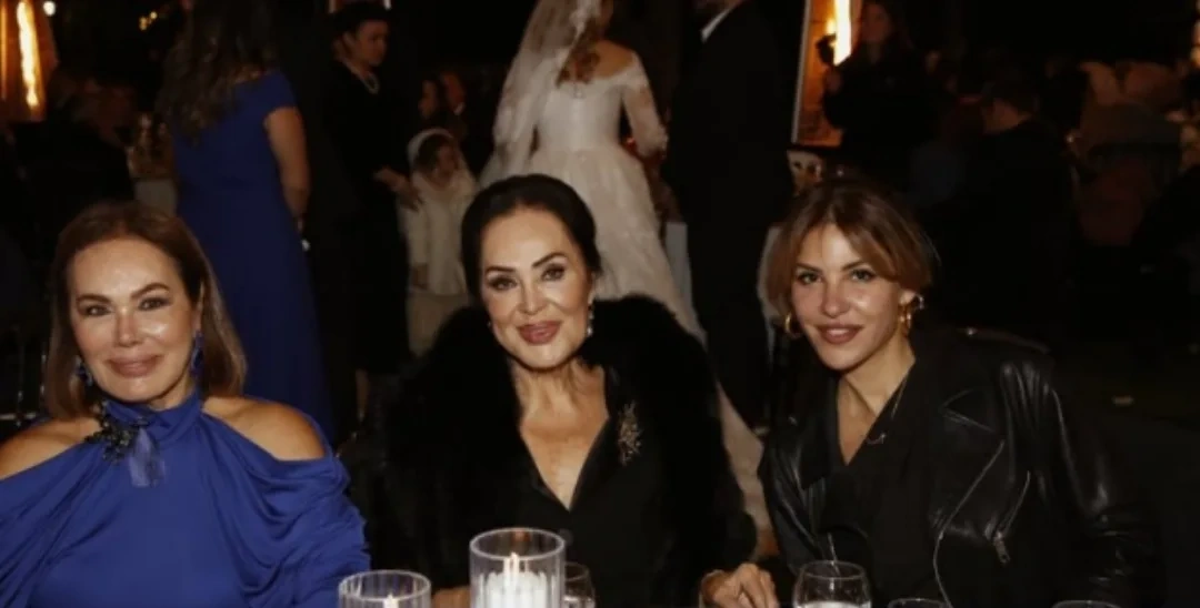 Türkan Şoray bacıları ilə - (Foto)