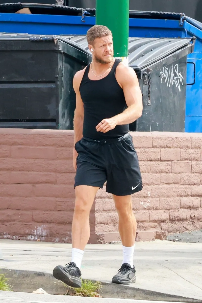 Den Reynolds fit bədəni ilə diqqət çəkdi